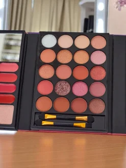 ANYLADY Kompaktowa paletka do makijażu - cienie, konturowanie, usta- 32 odcienie Oczy