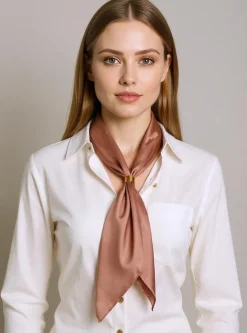 Hot Apollonia Ciemnobrązowa Apaszka Damska z Poliestru Satynowego 69x66 cm Damskie Chusty / Apaszki / Szaliki