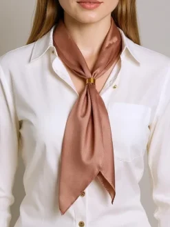 Hot Apollonia Ciemnobrązowa Apaszka Damska z Poliestru Satynowego 69x66 cm Damskie Chusty / Apaszki / Szaliki