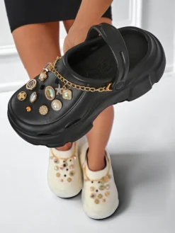 Outlet Aurelia Nero – stylowe klapki z ozdobami i łańcuszkiem, wytrzymałe Klapki Płaskie