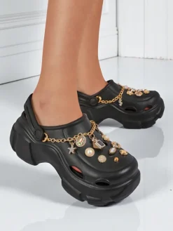 Outlet Aurelia Nero – stylowe klapki z ozdobami i łańcuszkiem, wytrzymałe Klapki Płaskie