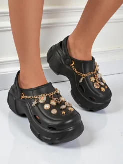 Outlet Aurelia Nero – stylowe klapki z ozdobami i łańcuszkiem, wytrzymałe Klapki Płaskie