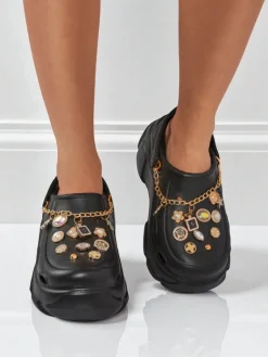 Outlet Aurelia Nero – stylowe klapki z ozdobami i łańcuszkiem, wytrzymałe Klapki Płaskie