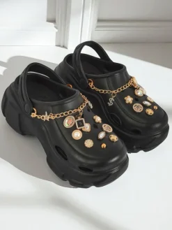 Outlet Aurelia Nero – stylowe klapki z ozdobami i łańcuszkiem, wytrzymałe Klapki Płaskie