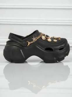 Outlet Aurelia Nero – stylowe klapki z ozdobami i łańcuszkiem, wytrzymałe Klapki Płaskie