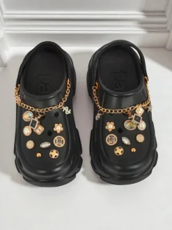 Outlet Aurelia Nero – stylowe klapki z ozdobami i łańcuszkiem, wytrzymałe Klapki Płaskie