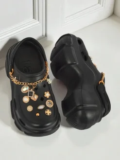 Outlet Aurelia Nero – stylowe klapki z ozdobami i łańcuszkiem, wytrzymałe Klapki Płaskie