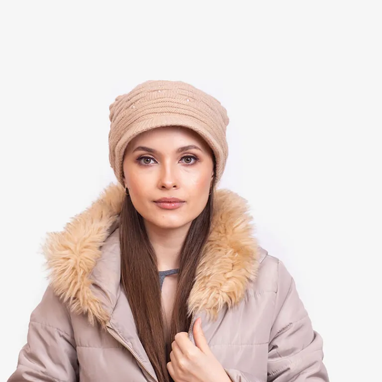 Beżowa damska ciepła czapka z perełkami - Akcesoria Damskie Czapki I Kapelusze