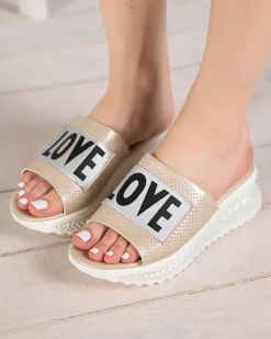 Clearance Beżowe błyszczące klapki damskie z napisem Sosha- Obuwie Klapki Na Obcasie