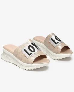 Clearance Beżowe błyszczące klapki damskie z napisem Sosha- Obuwie Klapki Na Obcasie