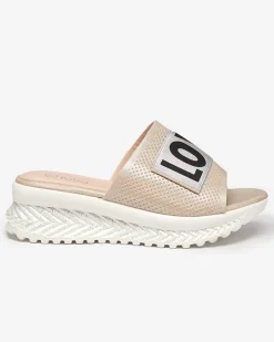 Clearance Beżowe błyszczące klapki damskie z napisem Sosha- Obuwie Klapki Na Obcasie