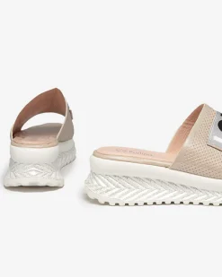 Clearance Beżowe błyszczące klapki damskie z napisem Sosha- Obuwie Klapki Na Obcasie