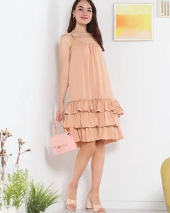 Best Camelowa damska sukienka na ramiączkach z falbankami - Odzież Sukienki Krótkie