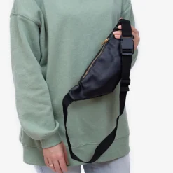 Outlet Czarna damska brokatowa nerka ze m suwakiem - Akcesoria Damskie Nerki I Saszetki