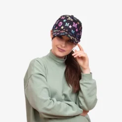 Sale Czarna damska czapka z daszkiem i wielokolorowymi literkami - Akcesoria Damskie Czapki I Kapelusze