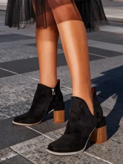 Online Czarne damskie botki na słupku z wycięciami Encura- Obuwie Botki Bez Ocieplenia|Botki Na Słupku