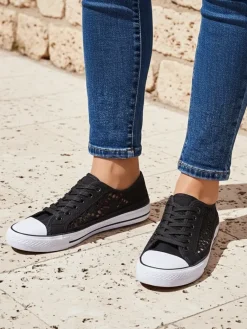 Outlet Damskie trampki Calista Nero z koronką, oddychające – kolekcja Lato/Wiosna Trampki