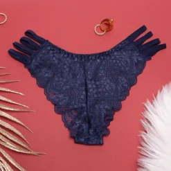 Sale Granatowe koronkowe majtki damskie typu brazyliany z paseczkami - Bielizna Brazyliany