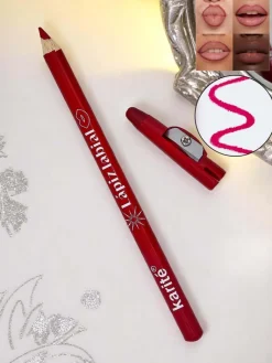 New Kredka do ust z temperówką w kolorze Wine Room Usta