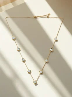 Naszyjnik Aurelia Clavis z masą perłową w złotej oprawie – stylowa elegancja Damskie Biżuteria