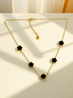 Naszyjnik Persefone Aurea z czarnymi kwiatami na pozłacanym łańcuszku Damskie Biżuteria