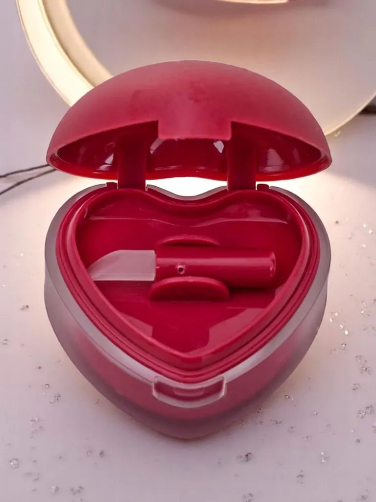 Online Pomadka do ust i róż 2w1 w słoiczku w kształcie serduszka RoseWood Usta