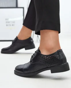 Outlet Ażurowe czarne damskie eko skórzane półbuty Azedvo Półbuty