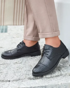 Outlet Ażurowe czarne damskie eko skórzane półbuty Azedvo Półbuty