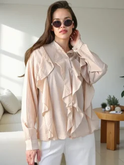 Outlet Bawełniana koszula zdobiona falbanami i zapinana na guziki Bluzki / Koszule / Koszulki