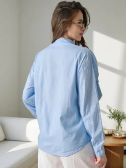 Outlet Bawełniana koszula zdobiona falbanami i zapinana na guziki Bluzki / Koszule / Koszulki