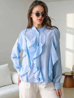 Outlet Bawełniana koszula zdobiona falbanami i zapinana na guziki Bluzki / Koszule / Koszulki