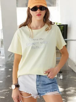 Outlet Bawełniany damski t-shirt Savour The Moment With Refresh Bluzki / Koszule / Koszulki