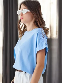 Discount Bawełniany damski t-shirt z koronkowymi rękawami Bluzki / Koszule / Koszulki