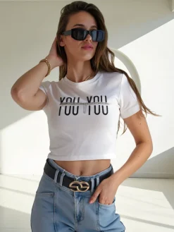 Outlet Bawełniany damski crop top z napisem Bluzki / Koszule / Koszulki