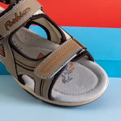 Beżowe chłopięce sandały na rzepy Monekin Chłopięce