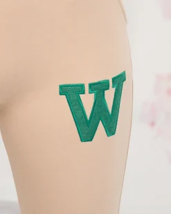 Beżowe damskie spodnie dresowe z kolorową naszywką Spodnie Dresowe