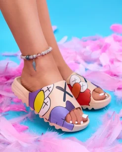 Outlet Beżowe gumowe klapki damskie z printem Pfizz Klapki Basenowe|Klapki Płaskie