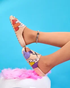 Outlet Beżowe gumowe klapki damskie z printem Pfizz Klapki Basenowe|Klapki Płaskie