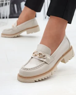 Beżowe lakierowane damskie mokasyny z łańcuszkiem Sotella Półbuty|Mokasyny Na Płaskiej Podeszwie