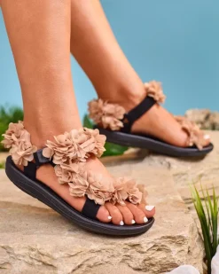 Beżowe sandały damskie z kwiatuszkami Alferroy Sandały Płaskie