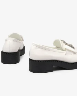 Białe półbuty lakierowane z klamrą Fogim Półbuty