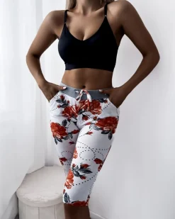 Best Białe spodenki damskie 3/4 w czerwone kwiaty Spodenki 3/4|Krótkie Spodenki