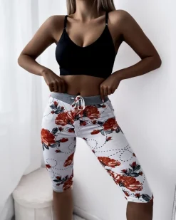 Best Białe spodenki damskie 3/4 w czerwone kwiaty Spodenki 3/4|Krótkie Spodenki