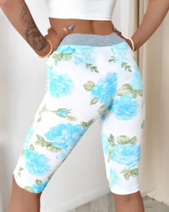 Sale Białe spodenki damskie 3/4 w niebieskie kwiaty Spodenki 3/4|Krótkie Spodenki