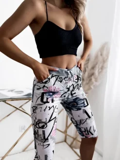 Clearance Biało- niebieskie spodenki damskie 3/4 z printem Spodenki 3/4|Krótkie Spodenki