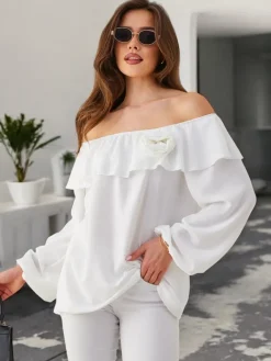 Bluzka damska a'la hiszpanka z falbanką i kwiatem Bluzki / Koszule / Koszulki