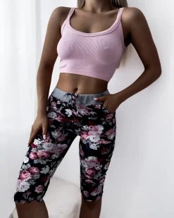 Bordowe damskie spodenki 3/4 z kwiatowym wzorem Spodenki 3/4|Krótkie Spodenki