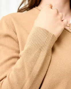 Best Camelowy sweter damski z dekoltem w serek Swetry