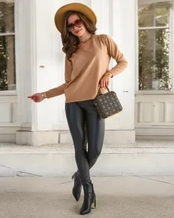 Best Camelowy sweter damski z dekoltem w serek Swetry