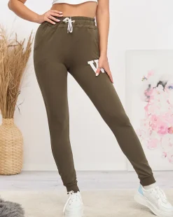 Sale Ciemnozielone damskie spodnie dresowe z kolorową naszywką Spodnie Dresowe